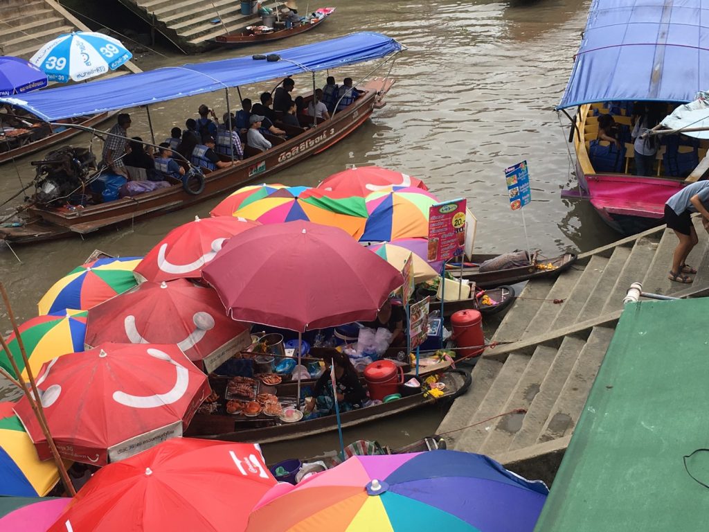 アンパワー水上マーケット,Amphawa Floating Market,ตลาดน้ำอัมพวา,タイ,バンコク,旅行,観光,スポット,水上マーケット,市場,ローカル市場,行き方,説明