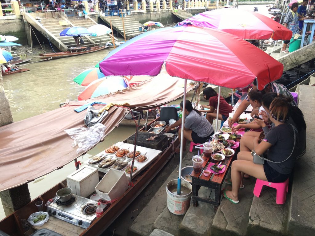 アンパワー水上マーケット,Amphawa Floating Market,ตลาดน้ำอัมพวา,タイ,バンコク,旅行,観光,スポット,水上マーケット,市場,ローカル市場,行き方,説明