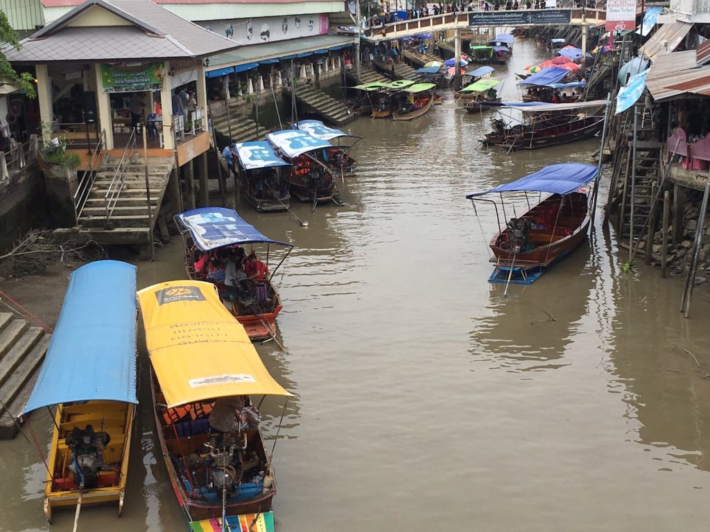 アンパワー水上マーケット,Amphawa Floating Market,ตลาดน้ำอัมพวา,タイ,バンコク,旅行,観光,スポット,水上マーケット,市場,ローカル市場,行き方,説明