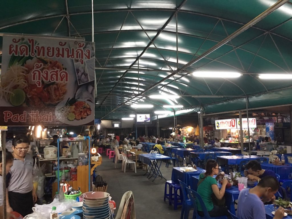 タイ,バンコク,タイ料理,イサーン料理,生レバー,ユッケ,牛刺身,プラカノン,名もなき屋台,ローカル屋台,ソイプリディー43
