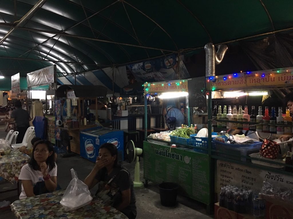 タイ,バンコク,タイ料理,イサーン料理,生レバー,ユッケ,牛刺身,プラカノン,名もなき屋台,ローカル屋台,ソイプリディー43