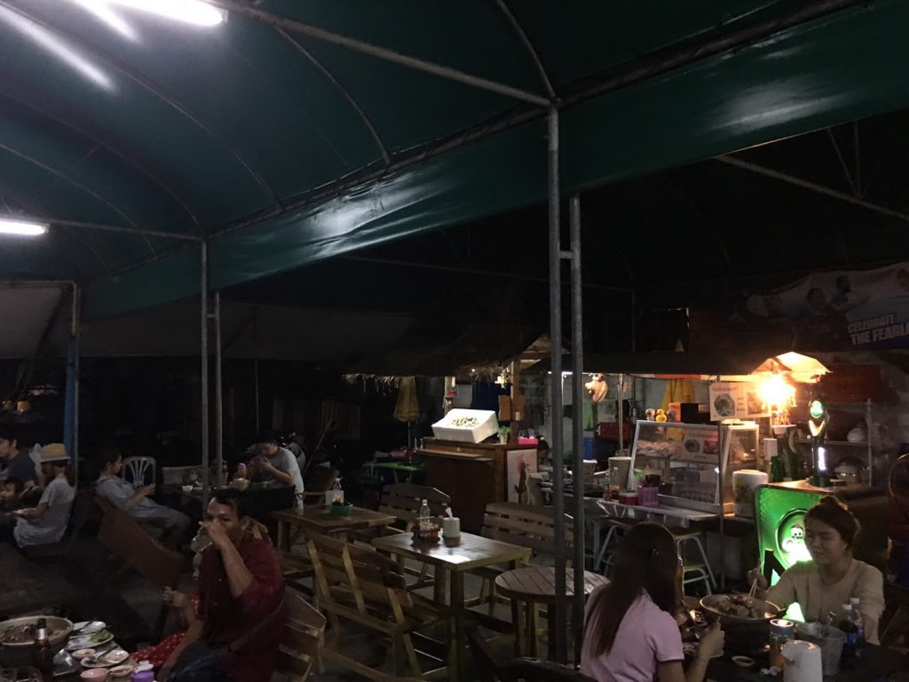タイ,バンコク,タイ料理,イサーン料理,生レバー,ユッケ,牛刺身,プラカノン,名もなき屋台,ローカル屋台,ソイプリディー43