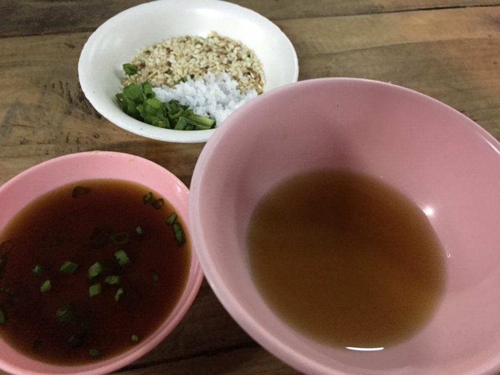 タイ,バンコク,タイ料理,イサーン料理,生レバー,ユッケ,牛刺身,プラカノン,名もなき屋台,ローカル屋台,ソイプリディー43
