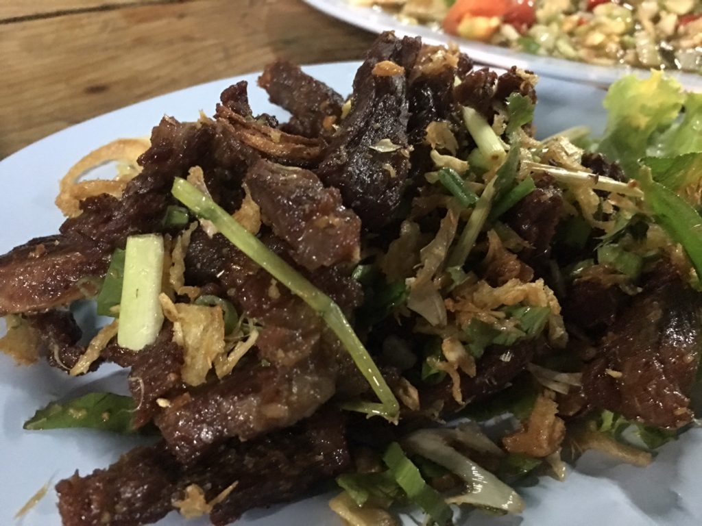 タイ,バンコク,タイ料理,イサーン料理,生レバー,ユッケ,牛刺身,プラカノン,名もなき屋台,ローカル屋台,ソイプリディー43