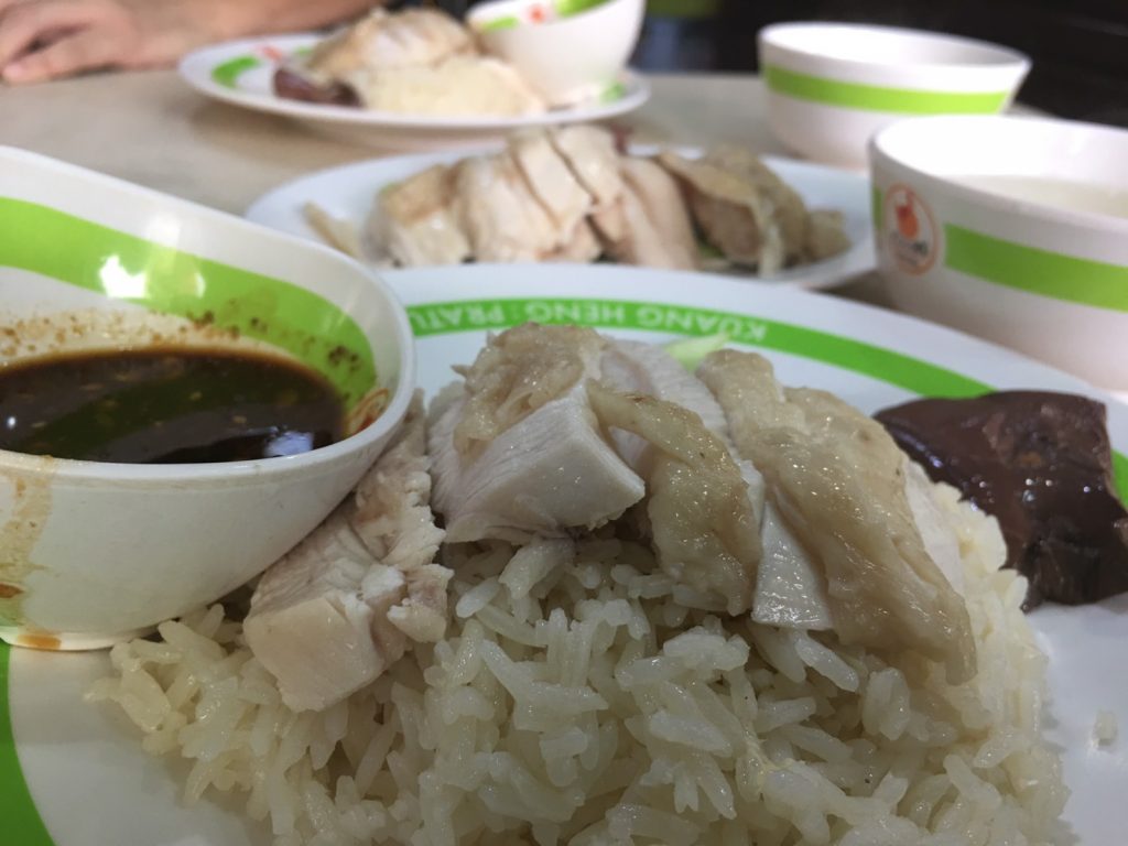 タイ,バンコク,カオマンガイ,緑のカオマンガイ,クワンヘン・ガイトーン・プラトゥナーム,Kueng Heng Pratunam Chicken Rice,ร้านอาหารก่วงเฮงไก่ตอนประตูน้ำ,グルメ,タイ料理