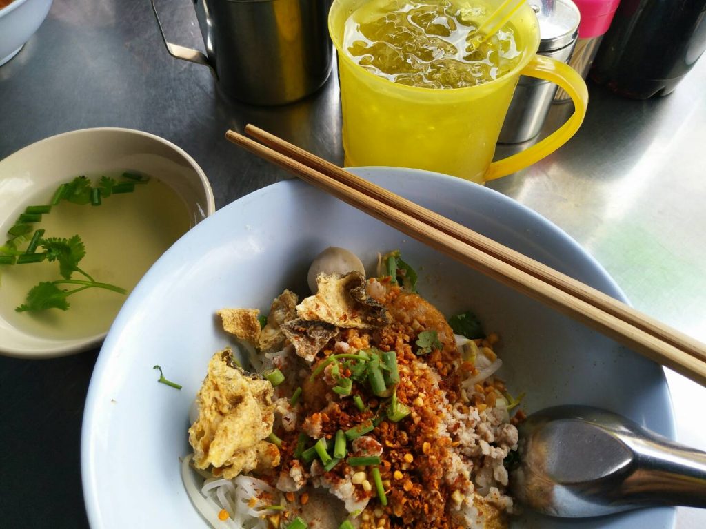 Talat phlu,ラチャダピセック,タラート・プルー駅,タイ,バンコク,タイ料理,クィッティアオ,タイラーメン,ルック チンパー ルーシャー,ร้านลูกชิ้นปลาลือชา,ローカル屋台