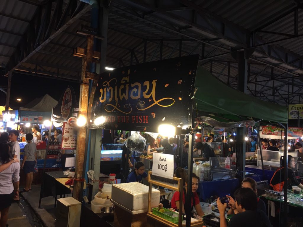 ตลาดนัดรถไฟ ศรีนครินทร์,タイ,バンコク,観光,スポット,おすすめ,買い物,市場,ナイトマーケット,タラートナット ロットファイ・シーナカリン,talat nat rotfai srinakarin