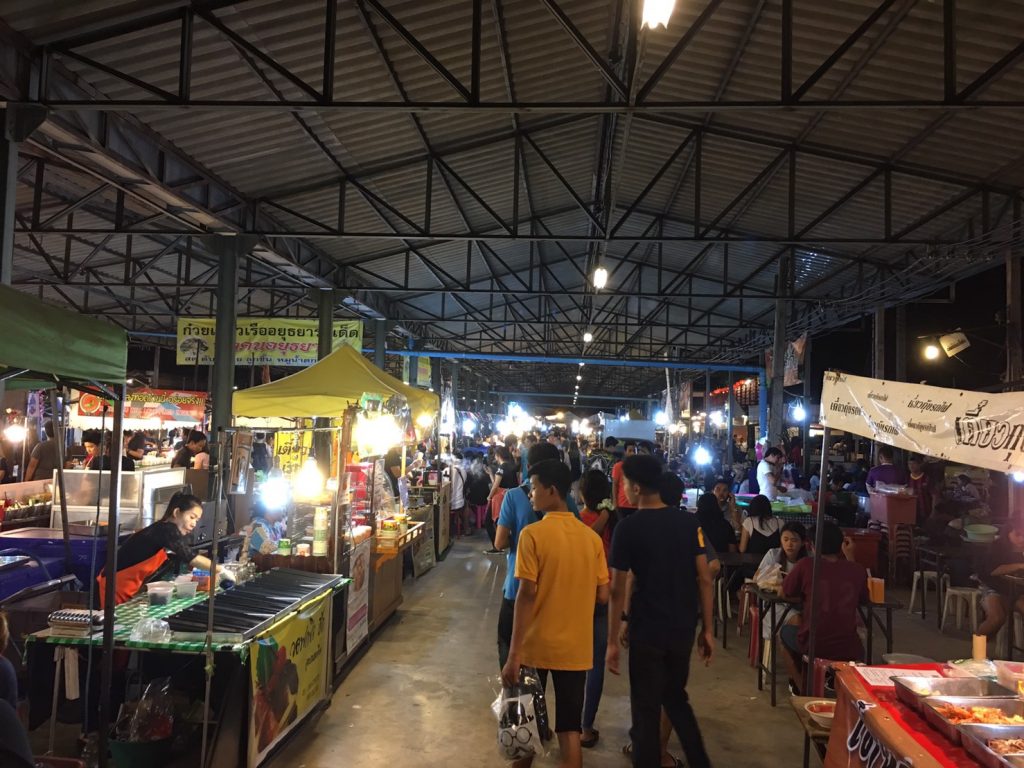 ตลาดนัดรถไฟ ศรีนครินทร์,タイ,バンコク,観光,スポット,おすすめ,買い物,市場,ナイトマーケット,タラートナット ロットファイ・シーナカリン,talat nat rotfai srinakarin