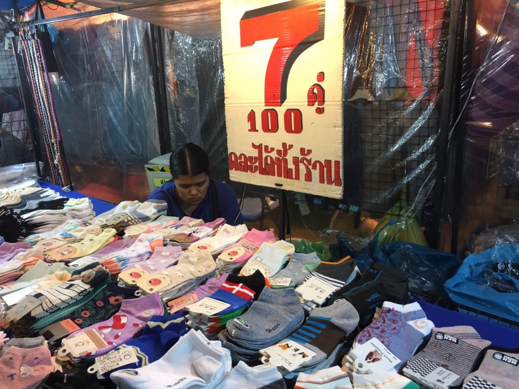 ตลาดนัดรถไฟ ศรีนครินทร์,タイ,バンコク,観光,スポット,おすすめ,買い物,市場,ナイトマーケット,タラートナット ロットファイ・シーナカリン,talat nat rotfai srinakarin