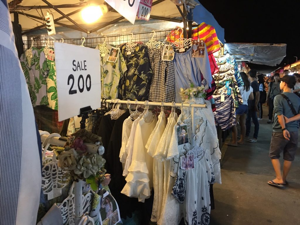ตลาดนัดรถไฟ ศรีนครินทร์,タイ,バンコク,観光,スポット,おすすめ,買い物,市場,ナイトマーケット,タラートナット ロットファイ・シーナカリン,talat nat rotfai srinakarin