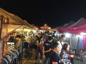 ตลาดนัดรถไฟ ศรีนครินทร์,タイ,バンコク,観光,スポット,おすすめ,買い物,市場,ナイトマーケット,タラートナット ロットファイ・シーナカリン,talat nat rotfai srinakarin