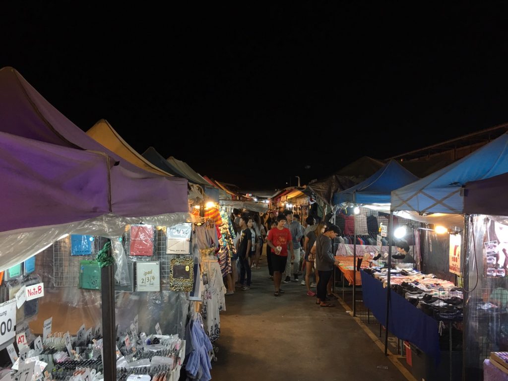 ตลาดนัดรถไฟ ศรีนครินทร์,タイ,バンコク,観光,スポット,おすすめ,買い物,市場,ナイトマーケット,タラートナット ロットファイ・シーナカリン,talat nat rotfai srinakarin