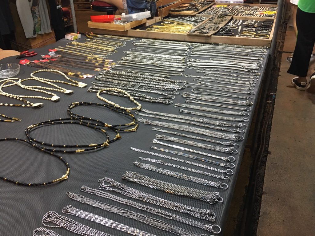 ตลาดนัดรถไฟ ศรีนครินทร์,タイ,バンコク,観光,スポット,おすすめ,買い物,市場,ナイトマーケット,タラートナット ロットファイ・シーナカリン,talat nat rotfai srinakarin