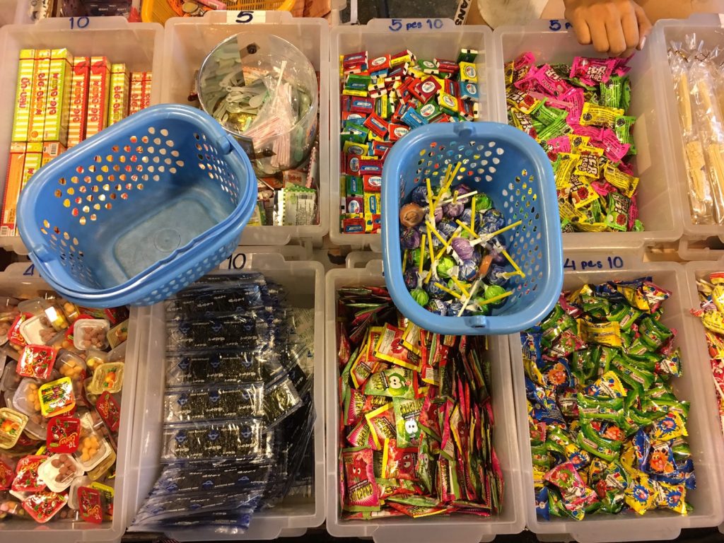 ตลาดนัดรถไฟ ศรีนครินทร์,タイ,バンコク,観光,スポット,おすすめ,買い物,市場,ナイトマーケット,タラートナット ロットファイ・シーナカリン,talat nat rotfai srinakarin