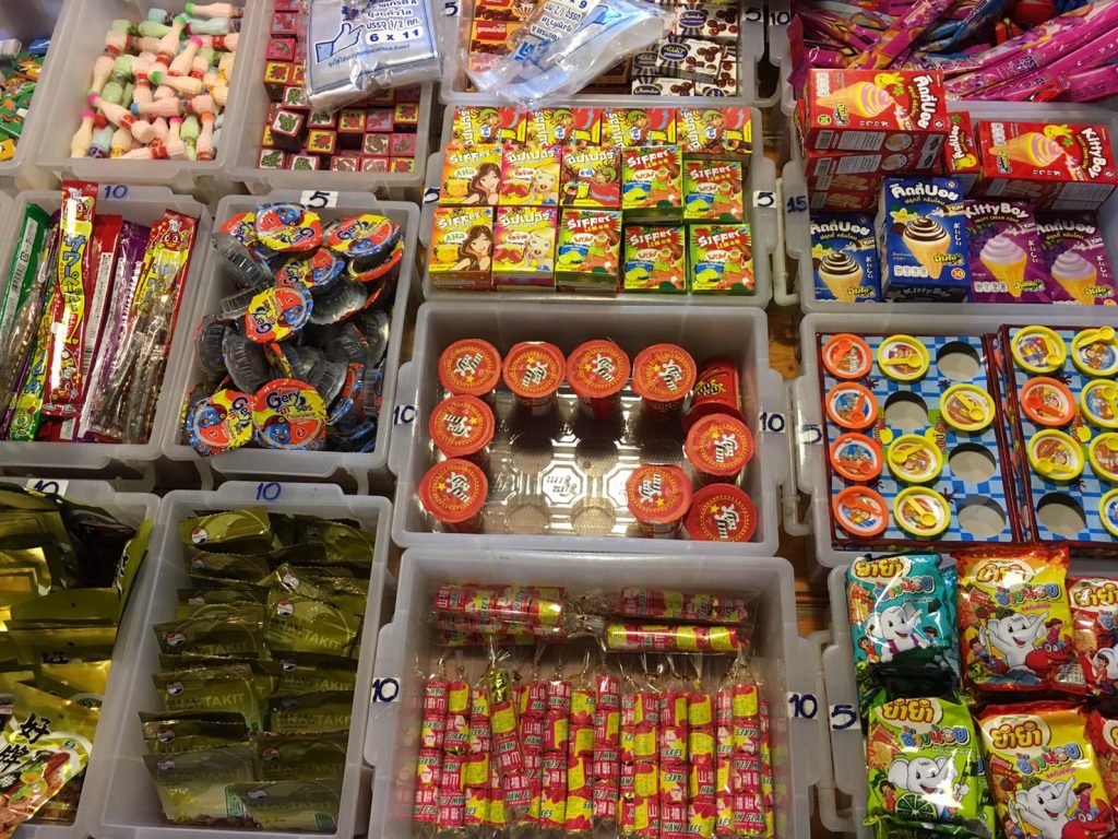 ตลาดนัดรถไฟ ศรีนครินทร์,タイ,バンコク,観光,スポット,おすすめ,買い物,市場,ナイトマーケット,タラートナット ロットファイ・シーナカリン,talat nat rotfai srinakarin