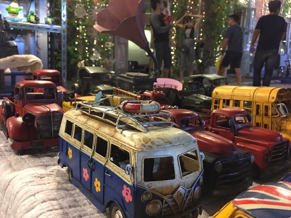 ตลาดนัดรถไฟ ศรีนครินทร์,タイ,バンコク,観光,スポット,おすすめ,買い物,市場,ナイトマーケット,タラートナット ロットファイ・シーナカリン,talat nat rotfai srinakarin