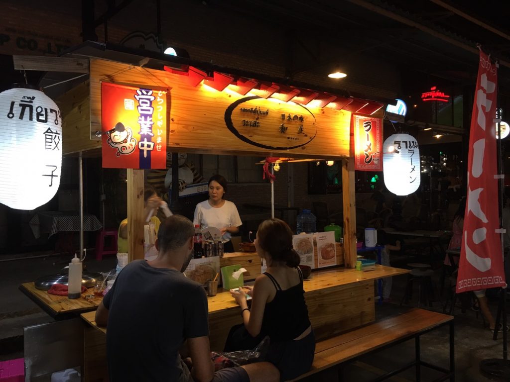 ตลาดนัดรถไฟ ศรีนครินทร์,タイ,バンコク,観光,スポット,おすすめ,買い物,市場,ナイトマーケット,タラートナット ロットファイ・シーナカリン,talat nat rotfai srinakarin