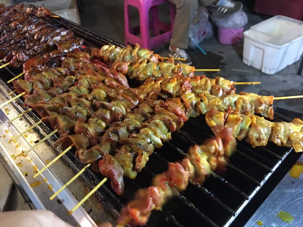 ตลาดนัดรถไฟ ศรีนครินทร์,タイ,バンコク,観光,スポット,おすすめ,買い物,市場,ナイトマーケット,タラートナット ロットファイ・シーナカリン,talat nat rotfai srinakarin