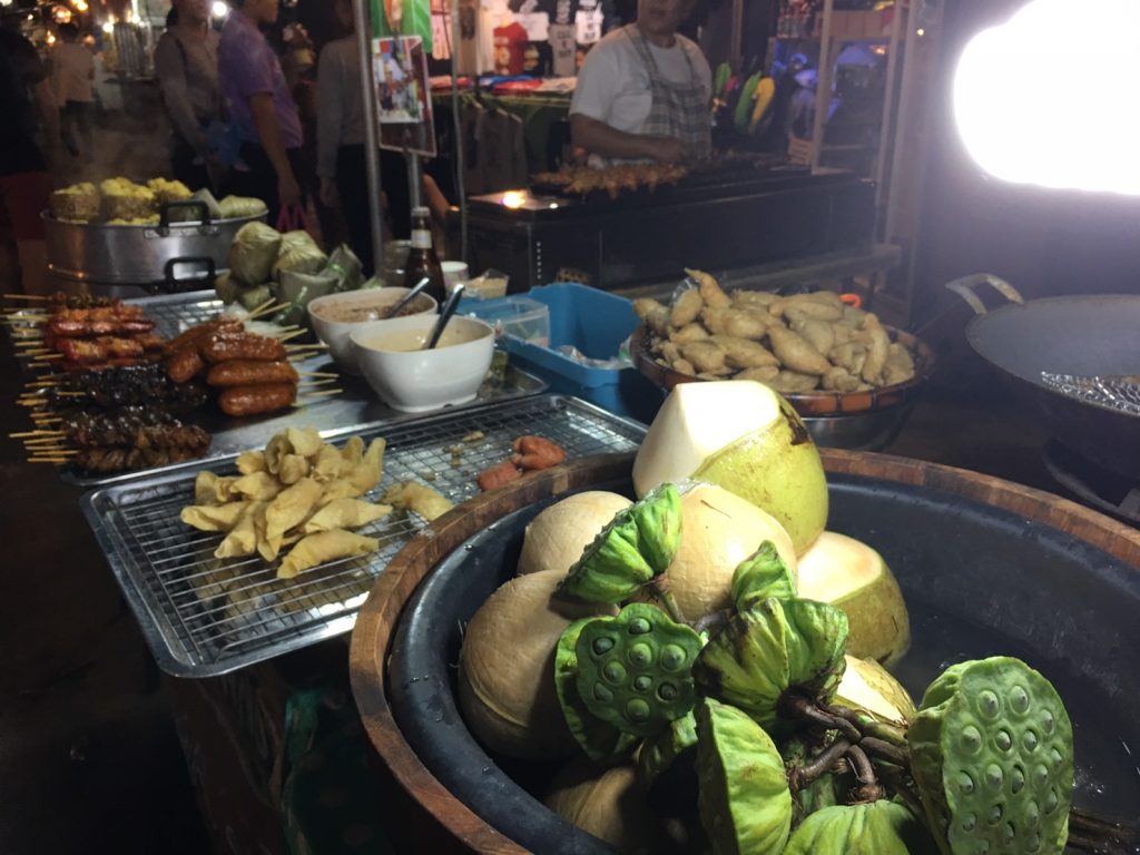 ตลาดนัดรถไฟ ศรีนครินทร์,タイ,バンコク,観光,スポット,おすすめ,買い物,市場,ナイトマーケット,タラートナット ロットファイ・シーナカリン,talat nat rotfai srinakarin