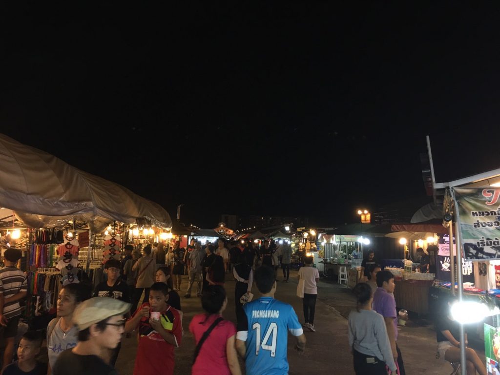 ตลาดนัดรถไฟ ศรีนครินทร์,タイ,バンコク,観光,スポット,おすすめ,買い物,市場,ナイトマーケット,タラートナット ロットファイ・シーナカリン,talat nat rotfai srinakarin