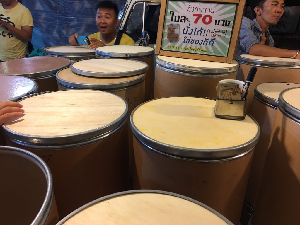 ตลาดนัดรถไฟ ศรีนครินทร์,タイ,バンコク,観光,スポット,おすすめ,買い物,市場,ナイトマーケット,タラートナット ロットファイ・シーナカリン,talat nat rotfai srinakarin