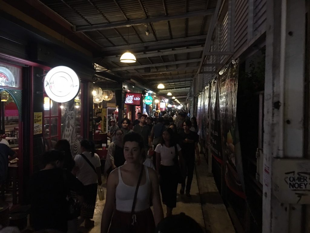 ตลาดนัดรถไฟ ศรีนครินทร์,タイ,バンコク,観光,スポット,おすすめ,買い物,市場,ナイトマーケット,タラートナット ロットファイ・シーナカリン,talat nat rotfai srinakarin