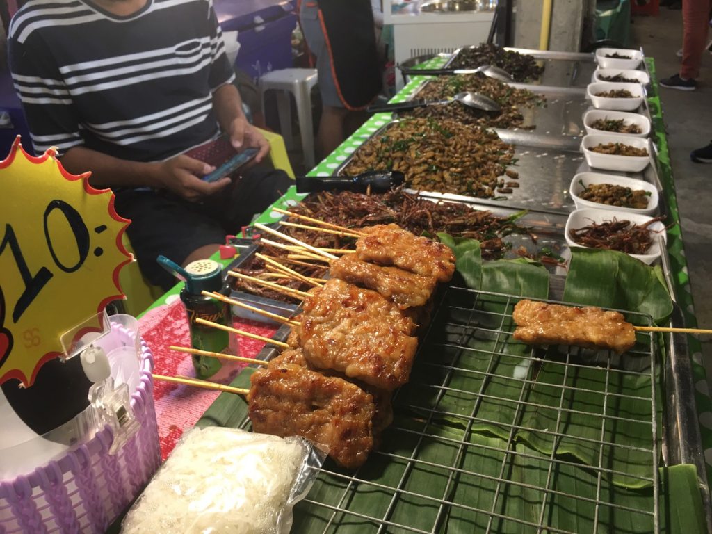 TALAD Neon,TALAD Neon Night Market,タラートネオン,タラート ネオン ナイトマーケット,タイ,バンコク,ナイトマーケット,市場,観光スポット,チットロム駅,ペップリ通り