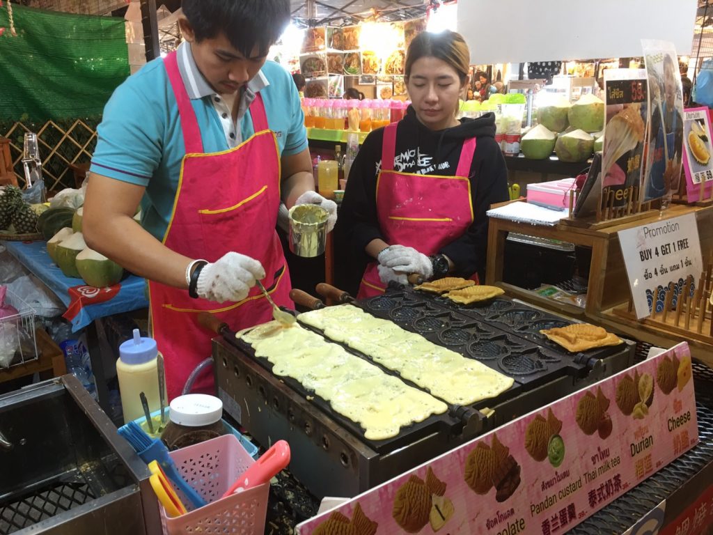 TALAD Neon,TALAD Neon Night Market,タラートネオン,タラート ネオン ナイトマーケット,タイ,バンコク,ナイトマーケット,市場,観光スポット,チットロム駅,ペップリ通り