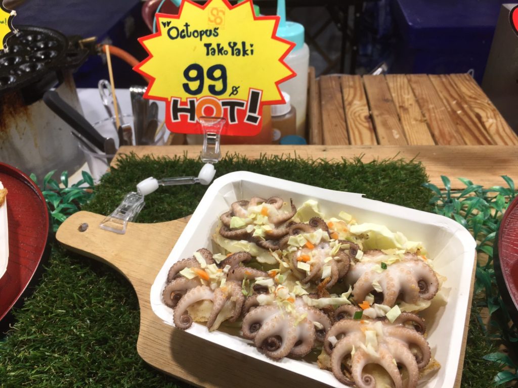 TALAD Neon,TALAD Neon Night Market,タラートネオン,タラート ネオン ナイトマーケット,タイ,バンコク,ナイトマーケット,市場,観光スポット,チットロム駅,ペップリ通り