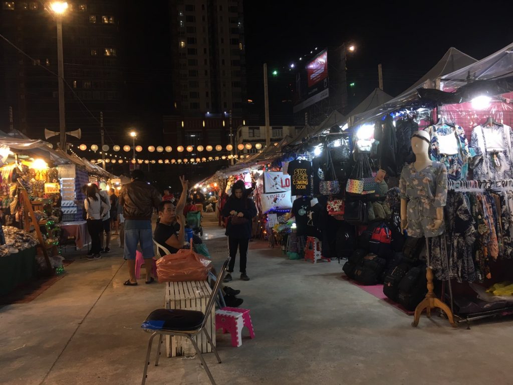 TALAD Neon,TALAD Neon Night Market,タラートネオン,タラート ネオン ナイトマーケット,タイ,バンコク,ナイトマーケット,市場,観光スポット,チットロム駅,ペップリ通り