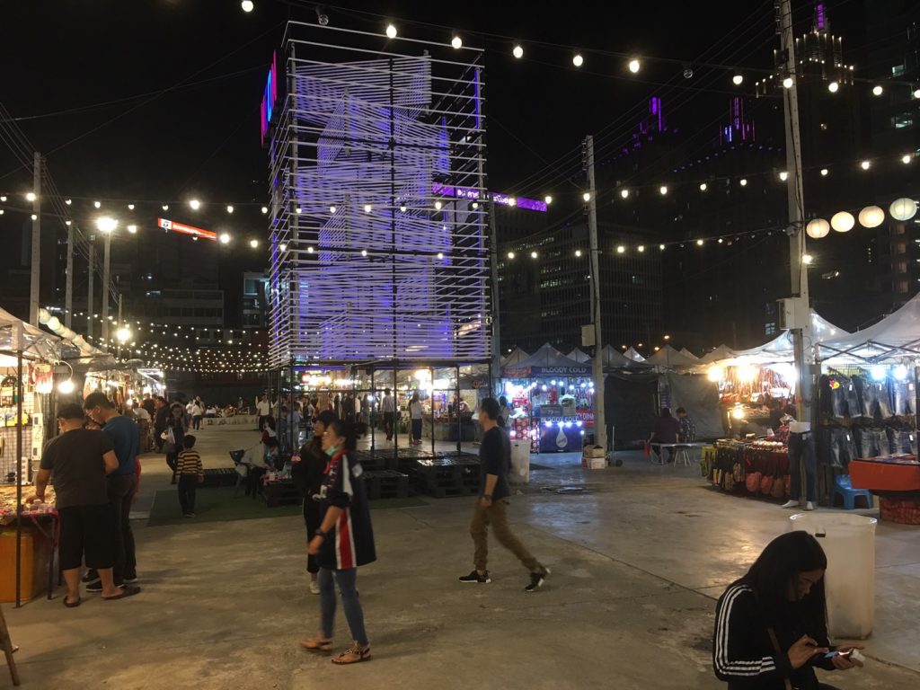 TALAD Neon,TALAD Neon Night Market,タラートネオン,タラート ネオン ナイトマーケット,タイ,バンコク,ナイトマーケット,市場,観光スポット,チットロム駅,ペップリ通り