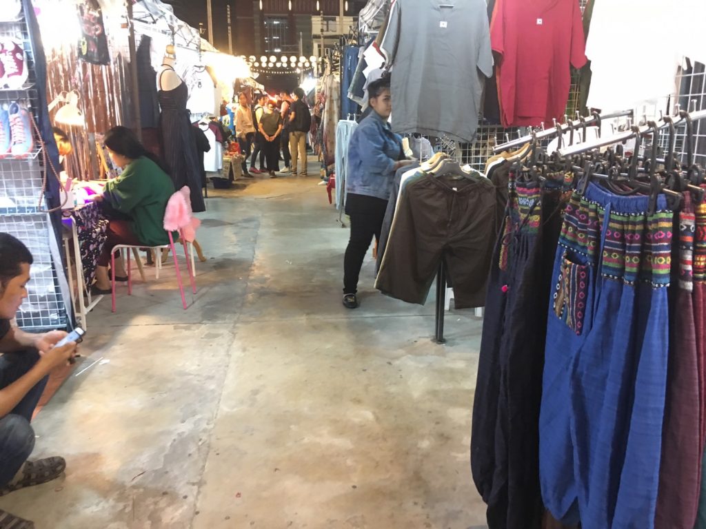 TALAD Neon,TALAD Neon Night Market,タラートネオン,タラート ネオン ナイトマーケット,タイ,バンコク,ナイトマーケット,市場,観光スポット,チットロム駅,ペップリ通り