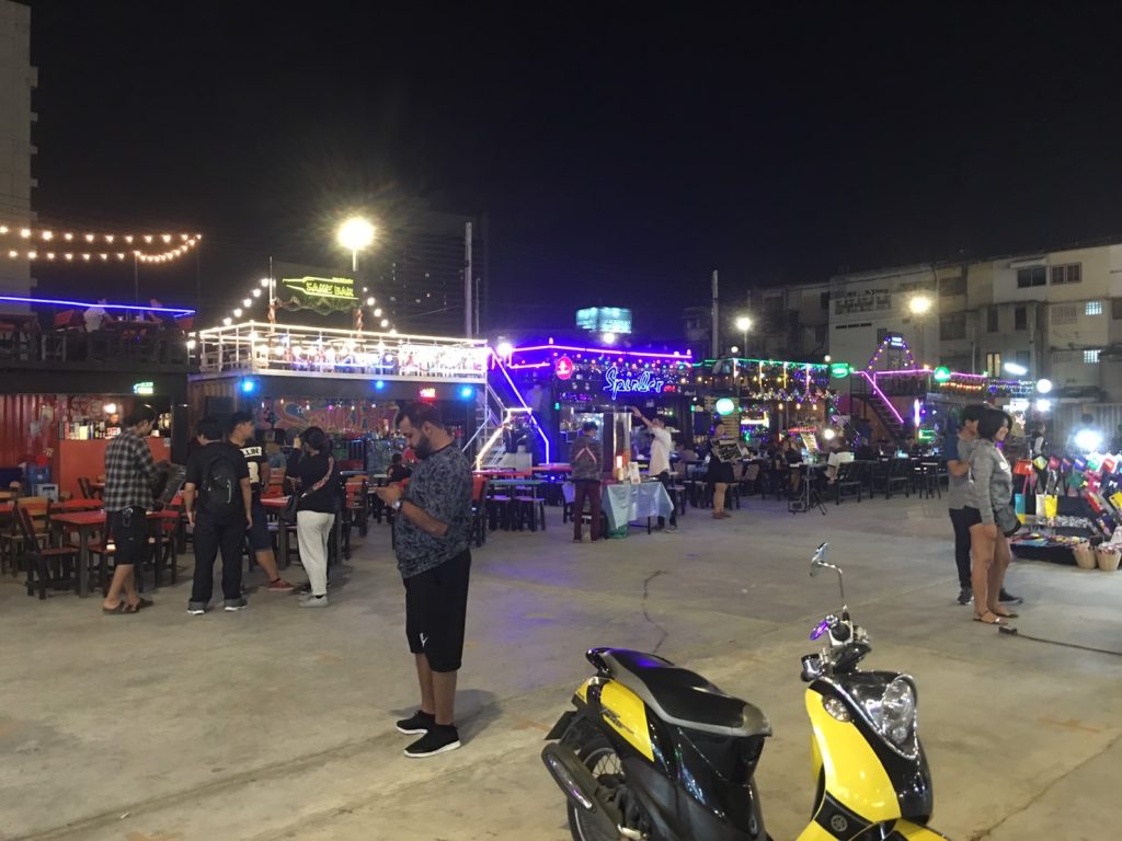 TALAD Neon,TALAD Neon Night Market,タラートネオン,タラート ネオン ナイトマーケット,タイ,バンコク,ナイトマーケット,市場,観光スポット,チットロム駅,ペップリ通り