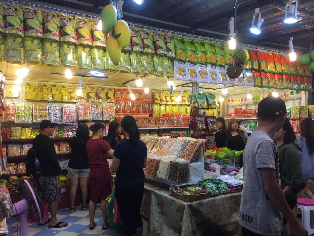 TALAD Neon,TALAD Neon Night Market,タラートネオン,タラート ネオン ナイトマーケット,タイ,バンコク,ナイトマーケット,市場,観光スポット,チットロム駅,ペップリ通り