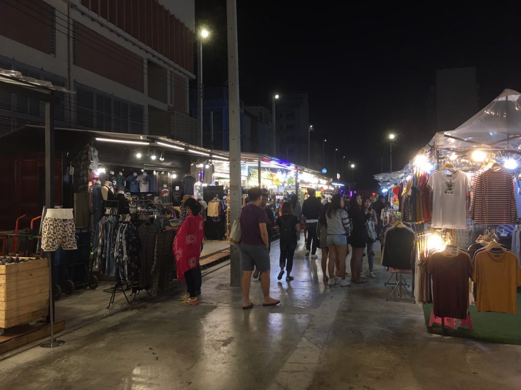 TALAD Neon,TALAD Neon Night Market,タラートネオン,タラート ネオン ナイトマーケット,タイ,バンコク,ナイトマーケット,市場,観光スポット,チットロム駅,ペップリ通り