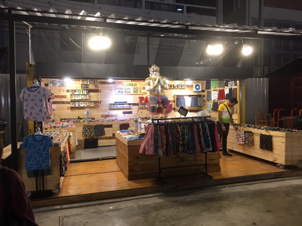 TALAD Neon,TALAD Neon Night Market,タラートネオン,タラート ネオン ナイトマーケット,タイ,バンコク,ナイトマーケット,市場,観光スポット,チットロム駅,ペップリ通り