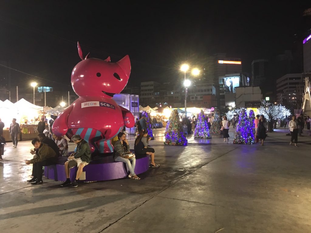 TALAD Neon,TALAD Neon Night Market,タラートネオン,タラート ネオン ナイトマーケット,タイ,バンコク,ナイトマーケット,市場,観光スポット,チットロム駅,ペップリ通り
