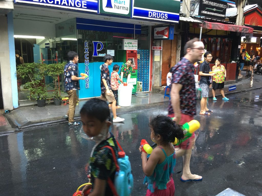 タイ,バンコク,お祭り,シーロム,ソンクラン,Songkran,水かけ祭り,暑季,水,新年,タニヤ,パッポン