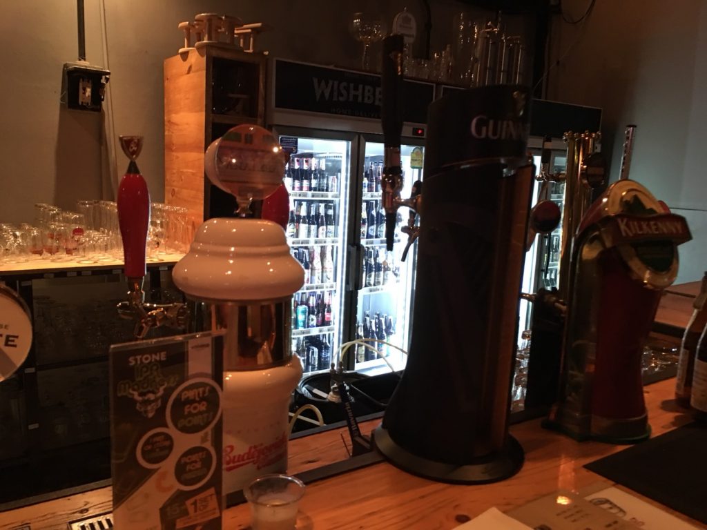 ウイッシュビア,Wishbeer Home Bar,Wishbeer,ビアホール,ビアガーデン,プラカノン駅,行き方,住所,説明,クラフトビール