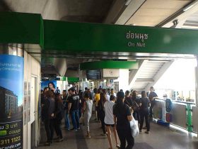 タニヤ,パッポン,ソイカウボーイ,ナナプラザ,タイ,タイ旅行,バンコク,旅行,影響,現在,様子,黒い服,SNS,アイコン,白黒,黒色,商店,スーパー,市場,バー,ゴーゴーバー,カラオケ,レストラン,マッサージ,今後の影響,不透明,テロ,警戒,警察の発表,注意