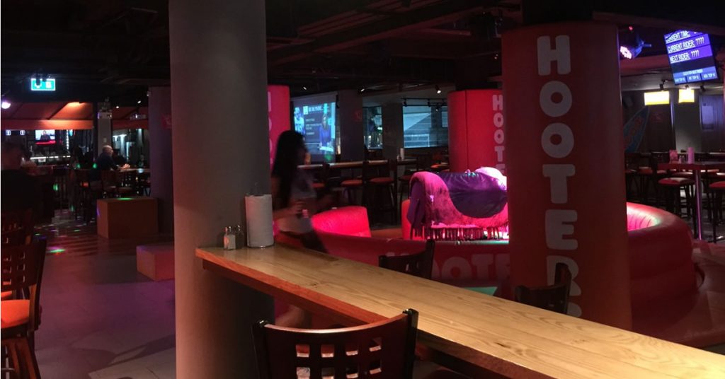 ナナ,Nana,HOOTERS,フーターズ,ナナプラザ,フーターズ バンコク ナナ,HOOTERS Bangkok Nana,タイ,バンコク,グルメ,西洋料理,アメリカンレストラン,ステーキ,ハンバーガー,フライドチキン