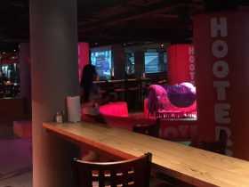 ナナ,Nana,HOOTERS,フーターズ,ナナプラザ,フーターズ バンコク ナナ,HOOTERS Bangkok Nana,タイ,バンコク,グルメ,西洋料理,アメリカンレストラン,ステーキ,ハンバーガー,フライドチキン