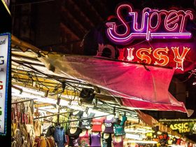 Patpong,Patpong Night Bazaar,パッポン,パッポンナイトマーケット,パッポンナイトバザール,市場,ナイトマーケット,タニヤ,お土産,屋台,観光,スポット,アジアハーブアソシエーション,ナラヤ,Naraya,ボッタくり,バー,レストラン,飲食店,ゴーゴーバー,レディボーイ,ニューハーフ,ゴーゴーボーイ,ゲイ,行き方,タクシー,BTS,説明,住所