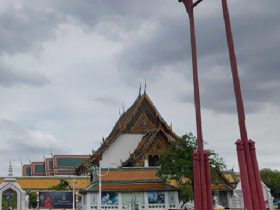 ジャイアントスイング,ワット・スタット,Wat Suthat,タイ,バンコク,観光,寺院,宗教施設,お寺,大仏,巨大ブランコ,行き方,説明,タイ語,英語