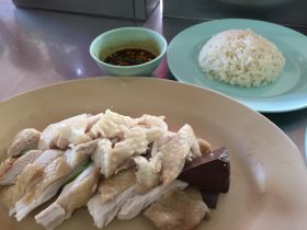2017年,ピンクのカオマンガイ,ラーン・ガイトーン・プラトゥーナム,Raan Kaithong Pratunam,pink khao man kai,黒い制服,タイ料理,グルメ,タイ旅行,最新,情報,プラトゥナーム,チットロム駅,ラーチャテーウィー駅,おいしい,おすすめ,カオマンガイ