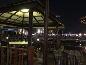 シーナカリンの観光スポット 有名なタラートロットファイ の近くにあるおすすめのタイ料理レストラン。Gai Yang Klang Bueng(ガイヤーン・クラーン・ブン　ガイヤーン(タイ風の焼き鳥)がおいしい。10バーツで池にいるナマズに餌をあげてタンブンも。近くに東急百貨店やシーコン・スクエア・ショッピングセンター