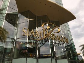 2017年5月タイ旅行に来た友人とサイアム駅にあるタイで一番有名なショッピングモール サイアムパラゴン(Siam Paragon)に行ってきました。お目当てはアロマ系のフレグランスやタイの雑貨等の土産物でした。そしてNaRaYaのリボンバッグ。地下のフードコートも散策して大満足。場所はBTSサイアム駅直結