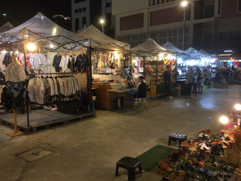 TALAD Neon,TALAD Neon Night Market,タラートネオン,タラート ネオン ナイトマーケット,タイ,バンコク,ナイトマーケット,市場,観光スポット,チットロム駅,ペップリ通り