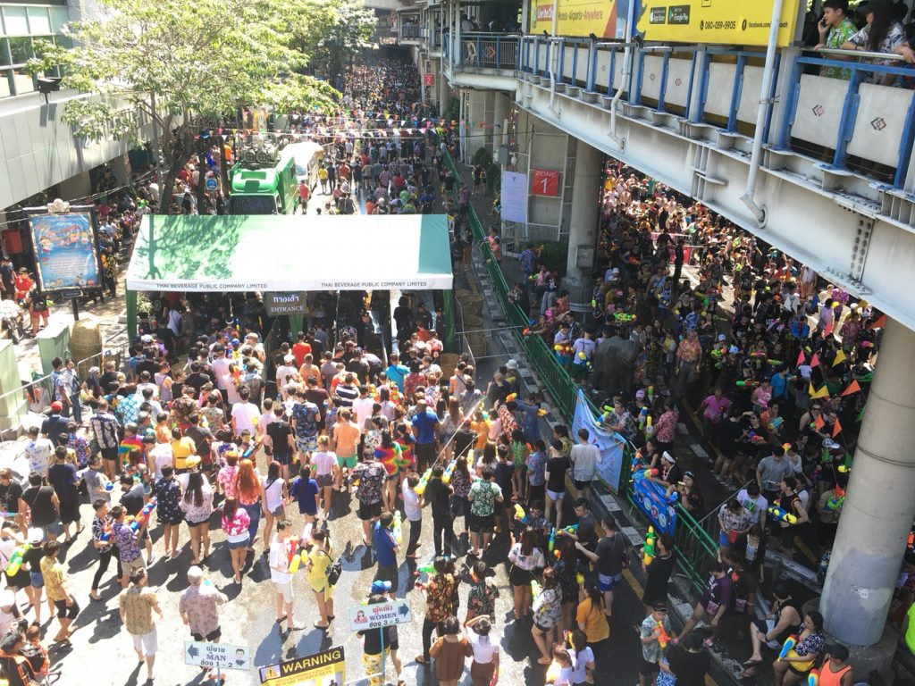 タイ,バンコク,お祭り,シーロム,ソンクラン,Songkran,水かけ祭り,暑季,水,新年,タニヤ,パッポン